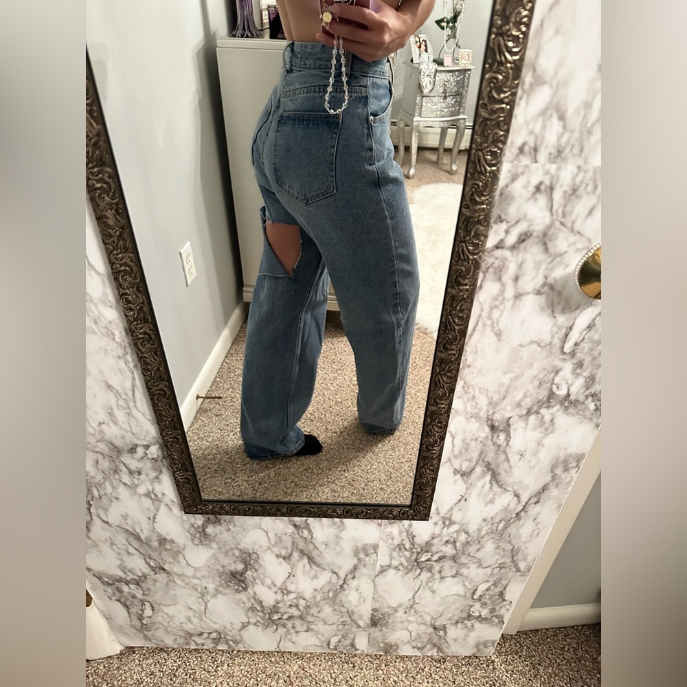 PrettyLittleThing Baggy Boyfriend Rip Jeans - Picture 11 of 11